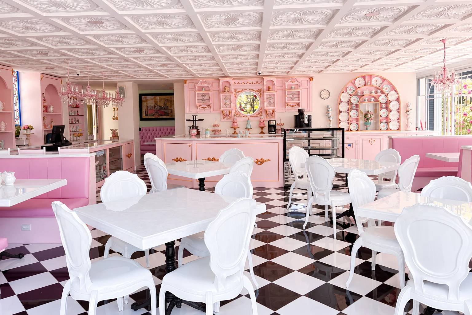 La cafetería del Museo Casa de las Mil Muñecas, con salones rosas, mesas de mármol y sillas blancas