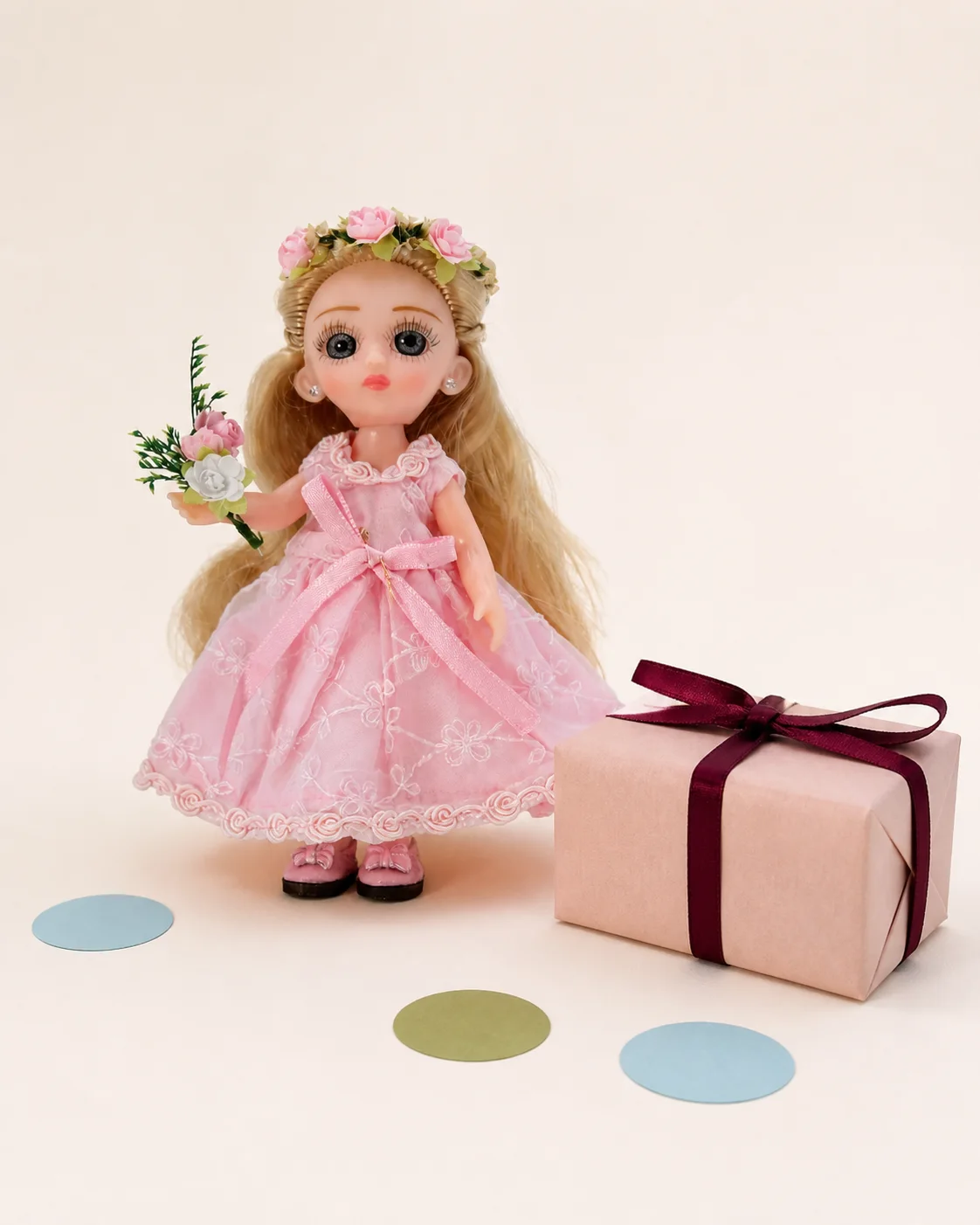 Muñeca Elis Doll presentada como regalo en una composición editorial