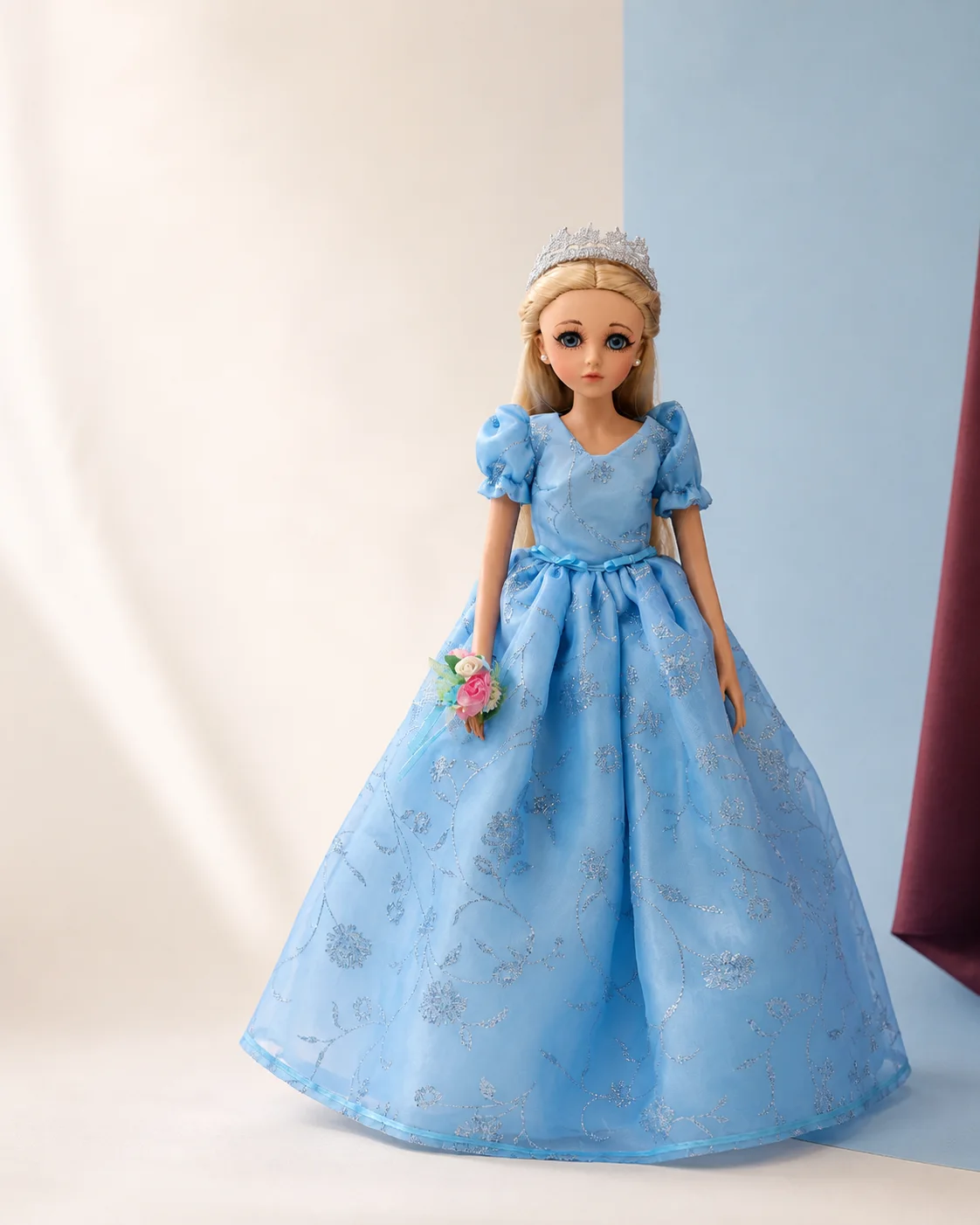 Muñeca Elis Doll con vestido azul inspirada en una celebración de XV años