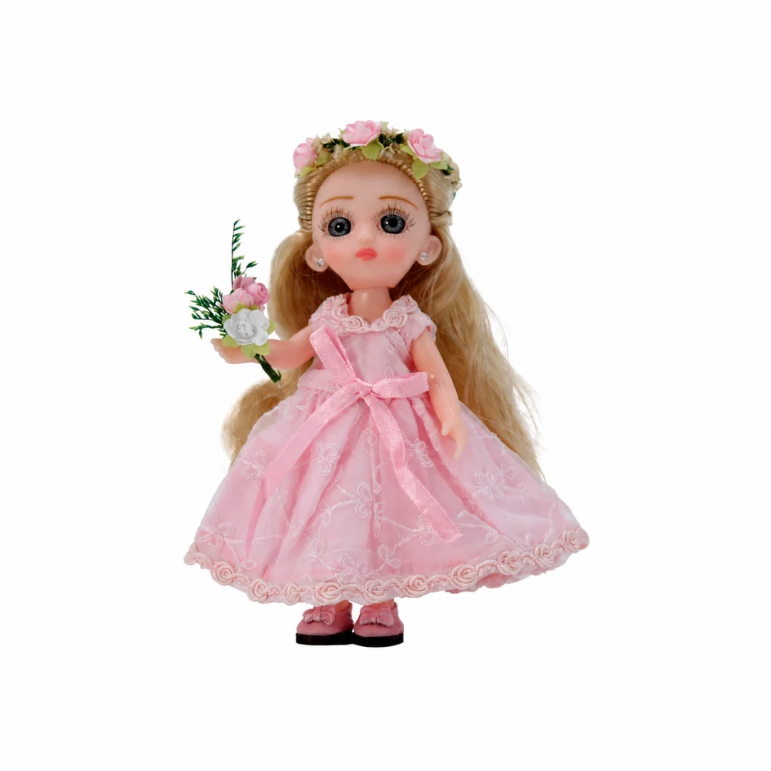 Muñeca con vestido rosa, flores y ramo