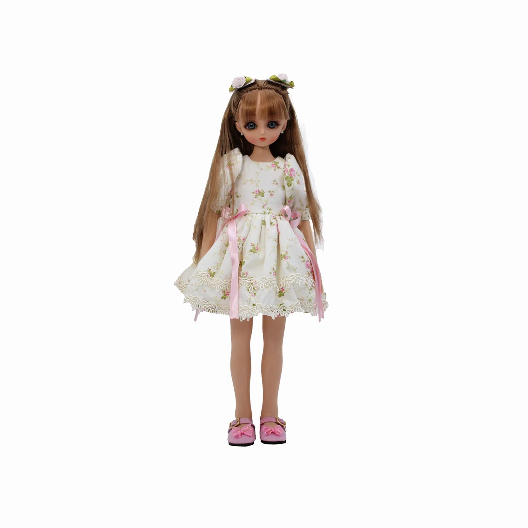Muñeca con vestido floral, listones y cabello largo