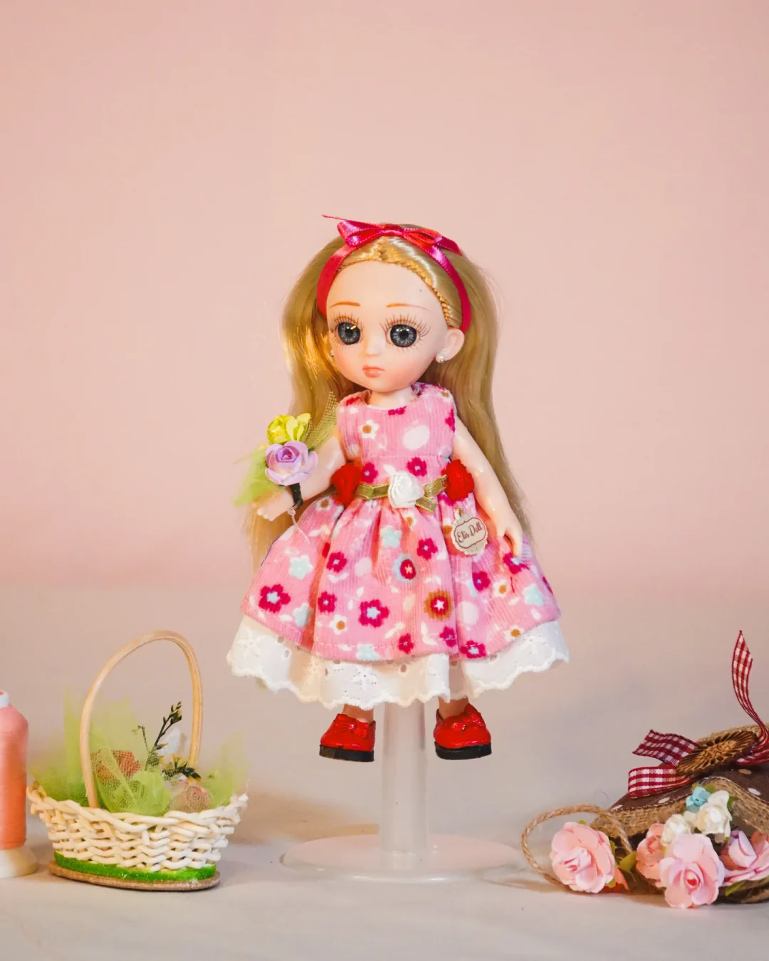 Muñeca Elis Doll con vestido floral rosa, moño y ramo